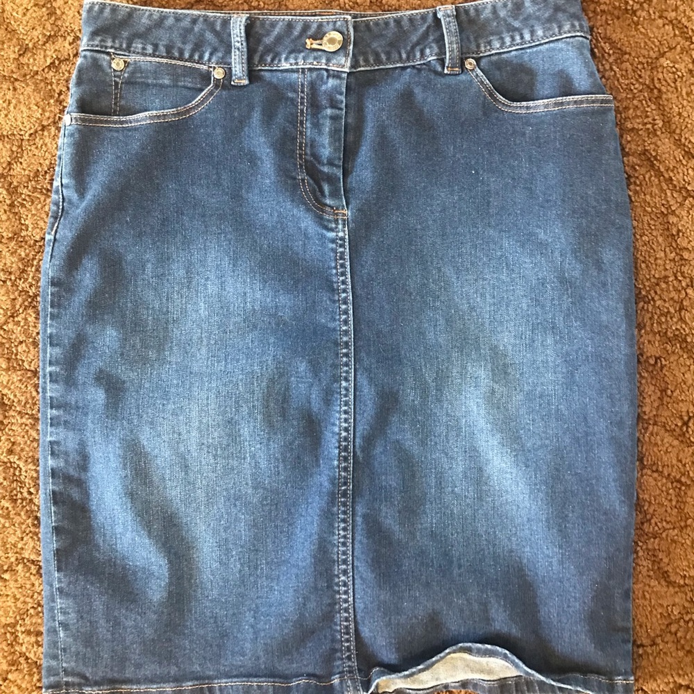 Short denim skirt
